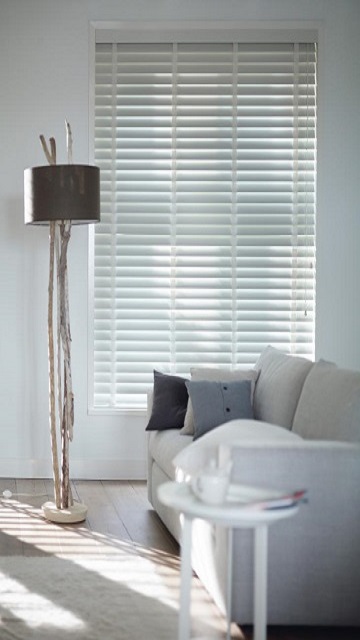 Binnenzonwering Multisol houten jaloezie. Optimale regeling van het licht in uw woning